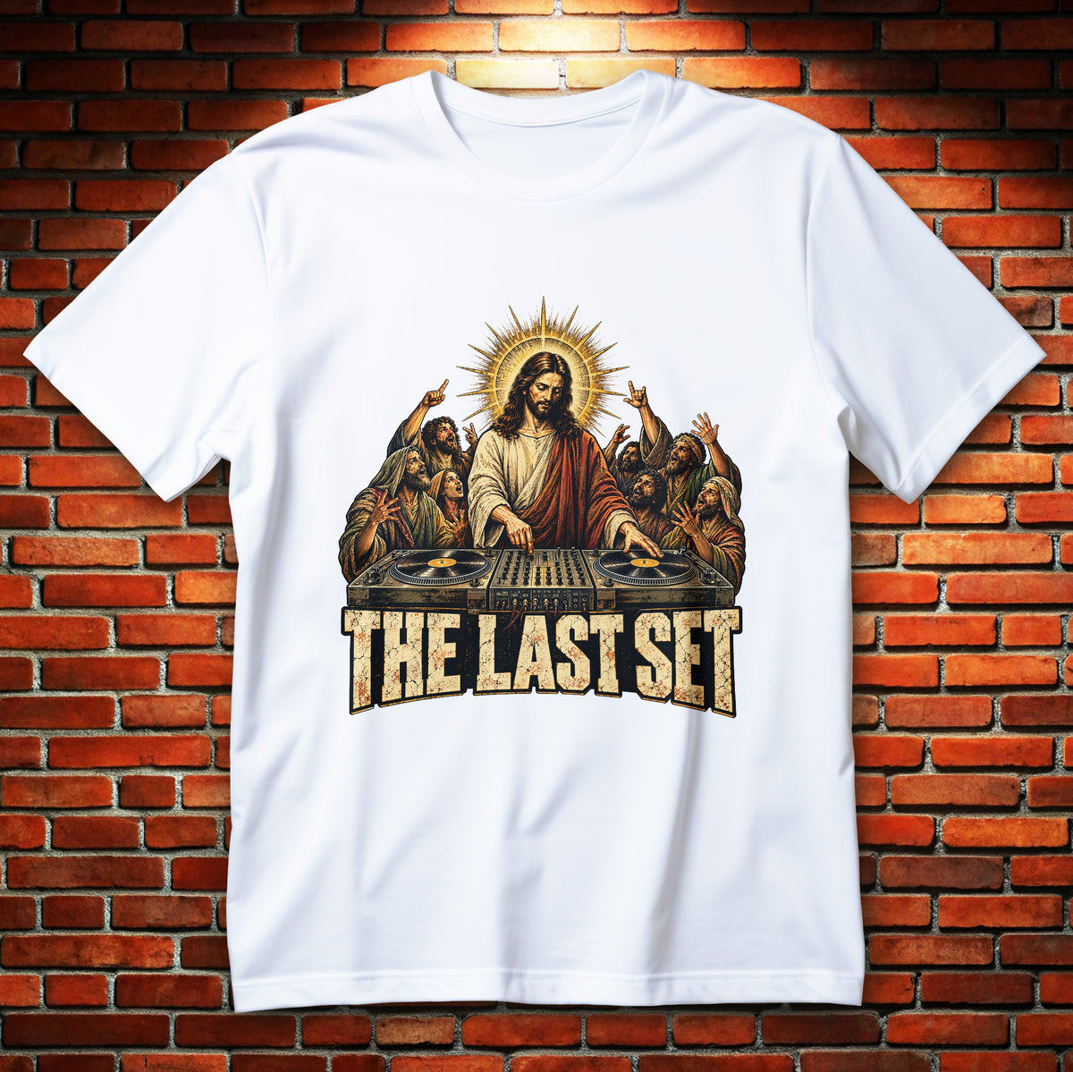 Koszulka DJ The Last Set z Jezusem za dwoma gramofonami, mikserem, aureolą i tłumem wokół