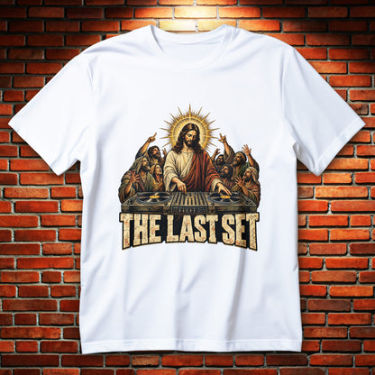Koszulka DJ The Last Set z Jezusem za dwoma gramofonami, mikserem, aureolą i tłumem wokół