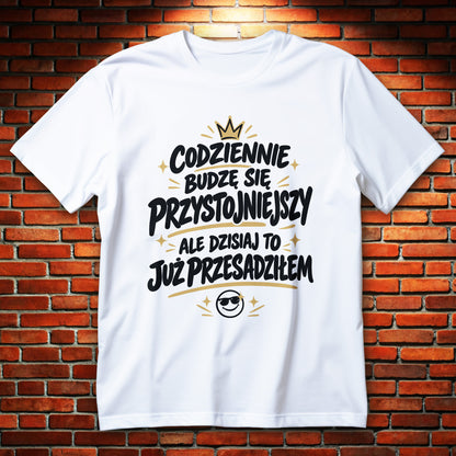 Koszulka dla przystojniaka z napisem CODZIENNIE BUDZĘ SIĘ PRZYSTOJNIEJSZY, złotą koroną i buźką w okularach