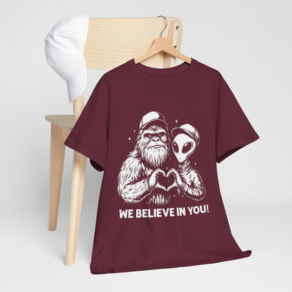 „We Believe in you!” – Wielka Stopa i Obcy robiący serce