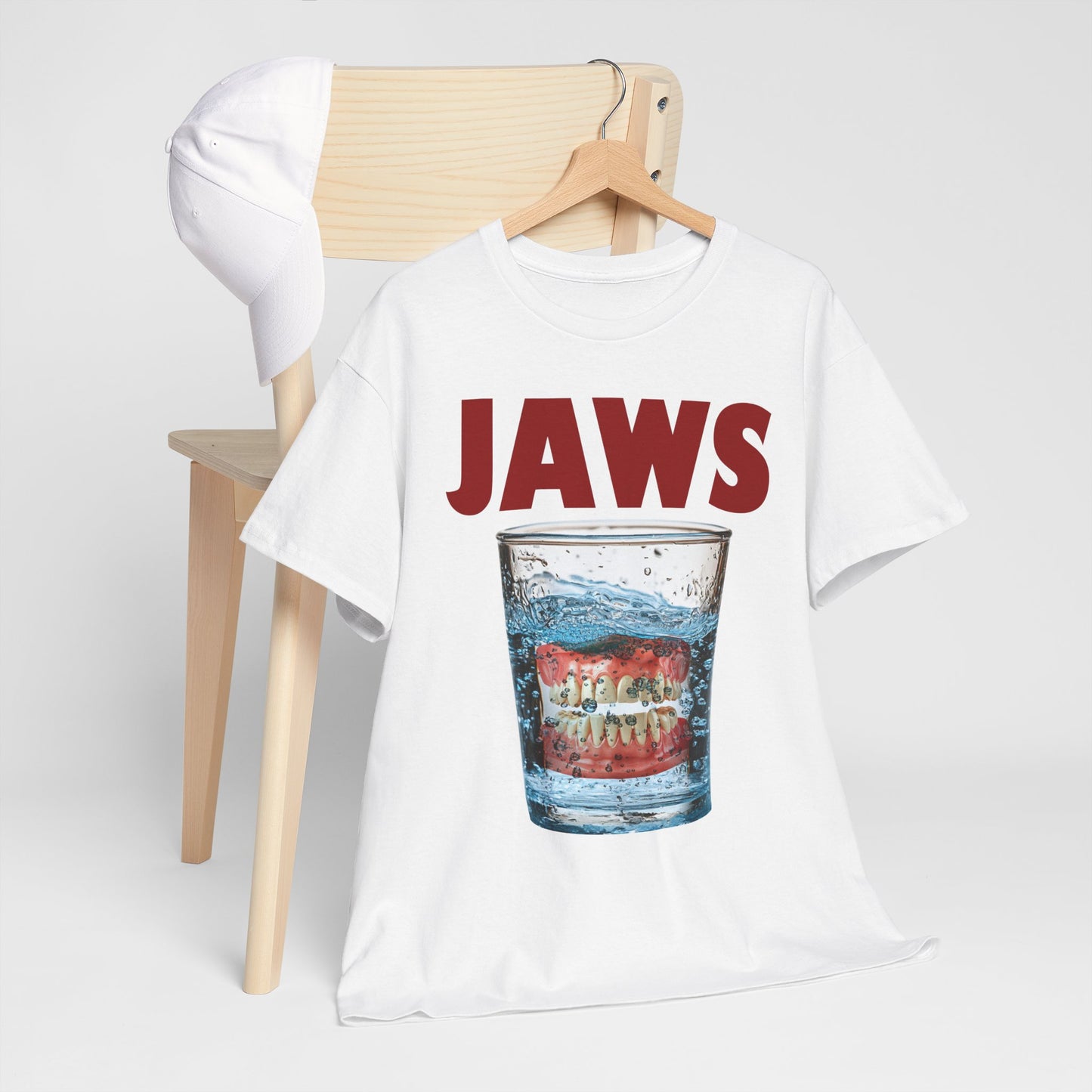 "Jaws" - parodia z protezą w szklance wody