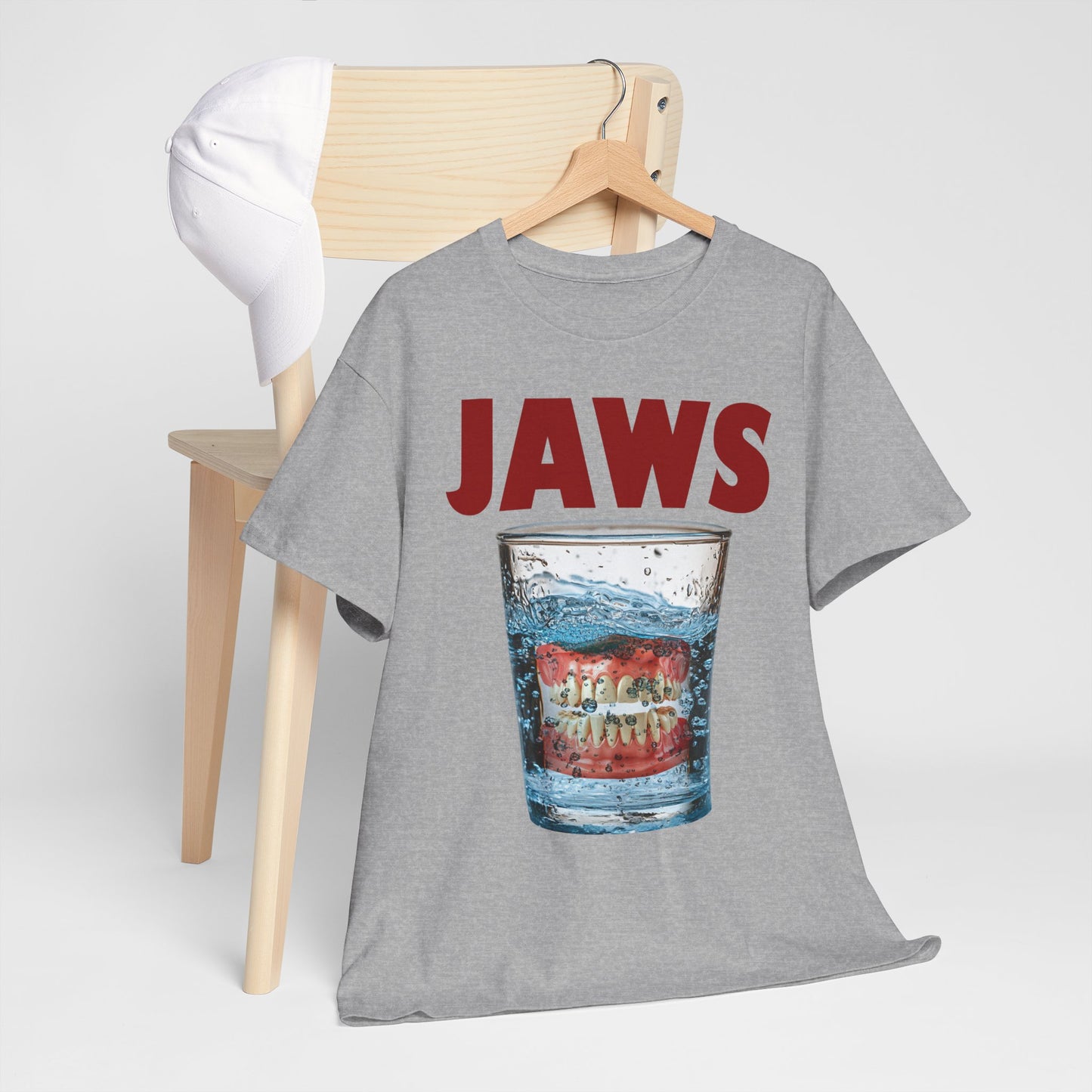 "Jaws" - parodia z protezą w szklance wody