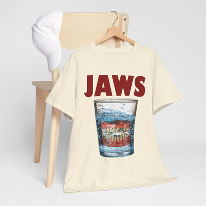 "Jaws" - parodia z protezą w szklance wody