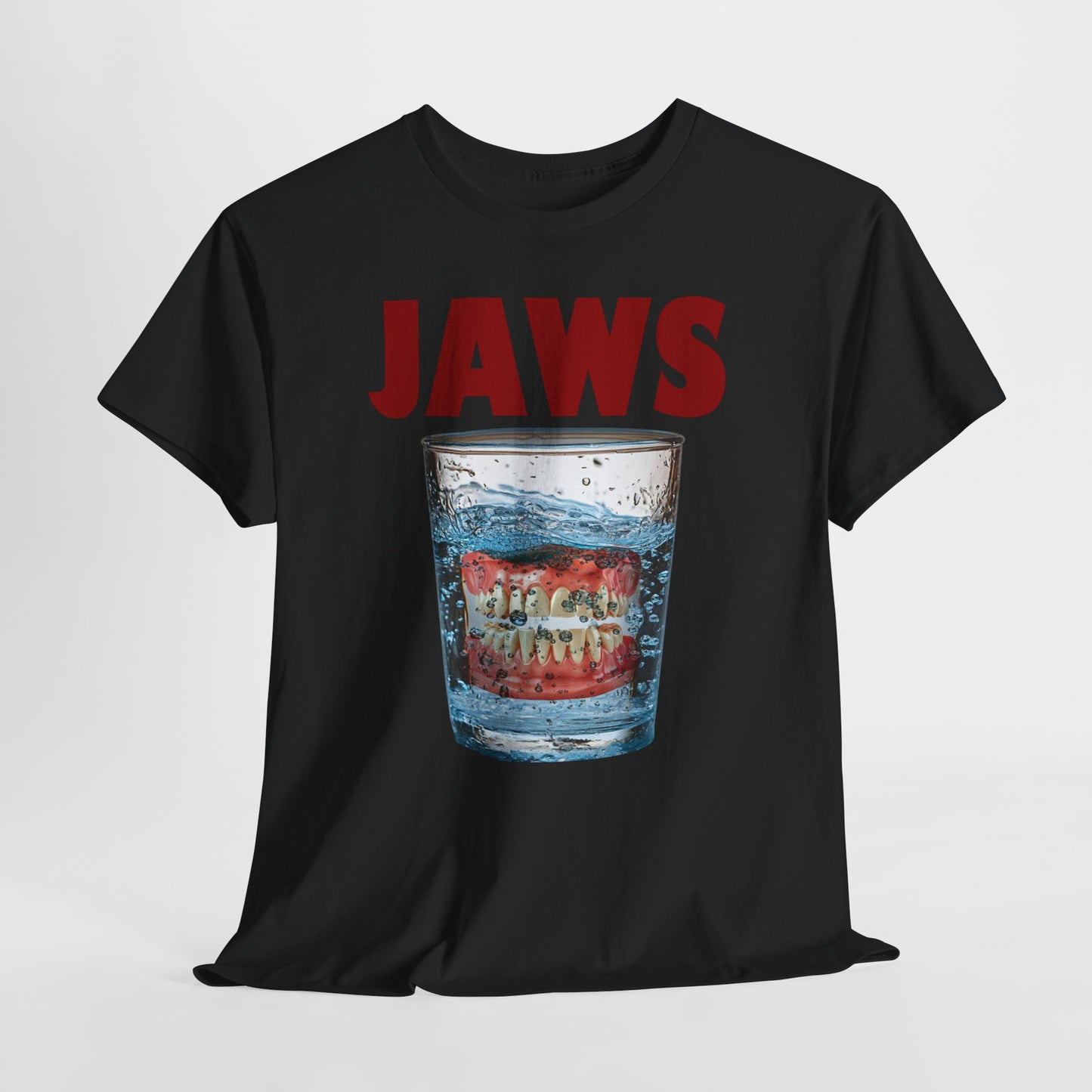 "Jaws" - parodia z protezą w szklance wody