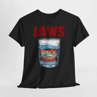 "Jaws" - parodia z protezą w szklance wody
