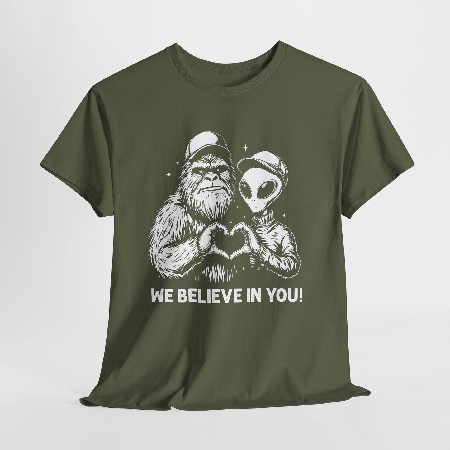 „We Believe in you!” – Wielka Stopa i Obcy robiący serce