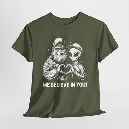 „We Believe in you!” – Wielka Stopa i Obcy robiący serce