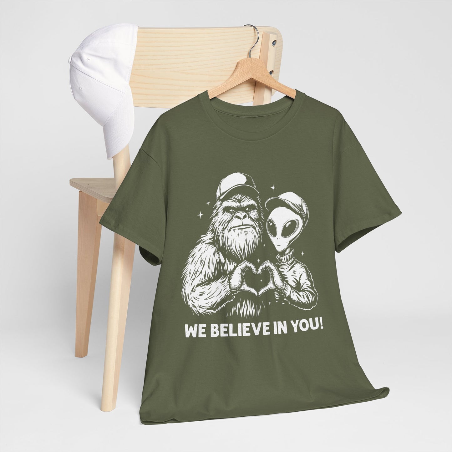 „We Believe in you!” – Wielka Stopa i Obcy robiący serce