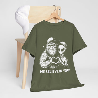 „We Believe in you!” – Wielka Stopa i Obcy robiący serce