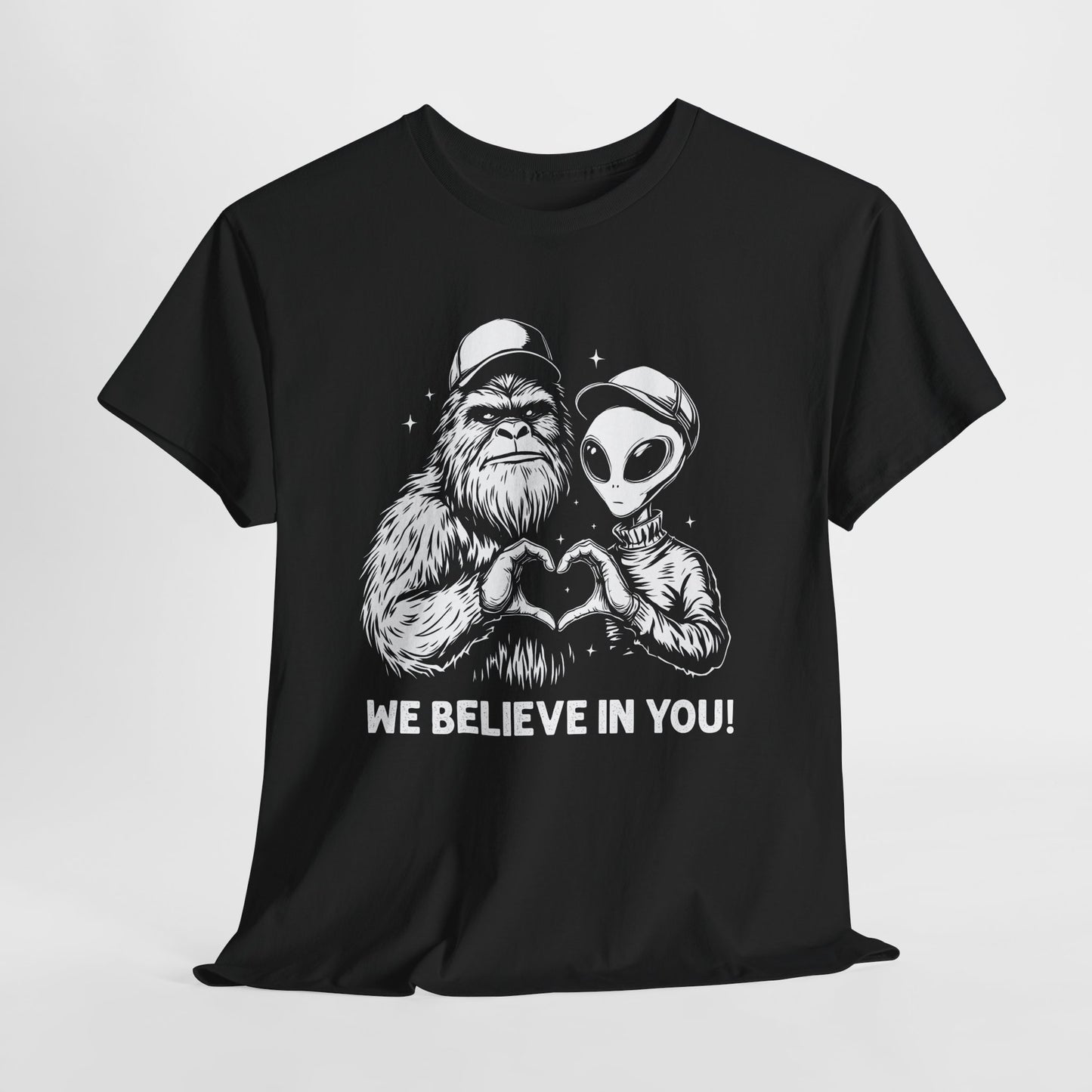 „We Believe in you!” – Wielka Stopa i Obcy robiący serce