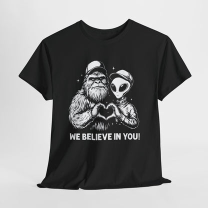 „We Believe in you!” – Wielka Stopa i Obcy robiący serce