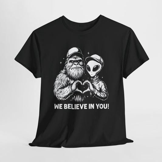 „We Believe in you!” – Wielka Stopa i Obcy robiący serce