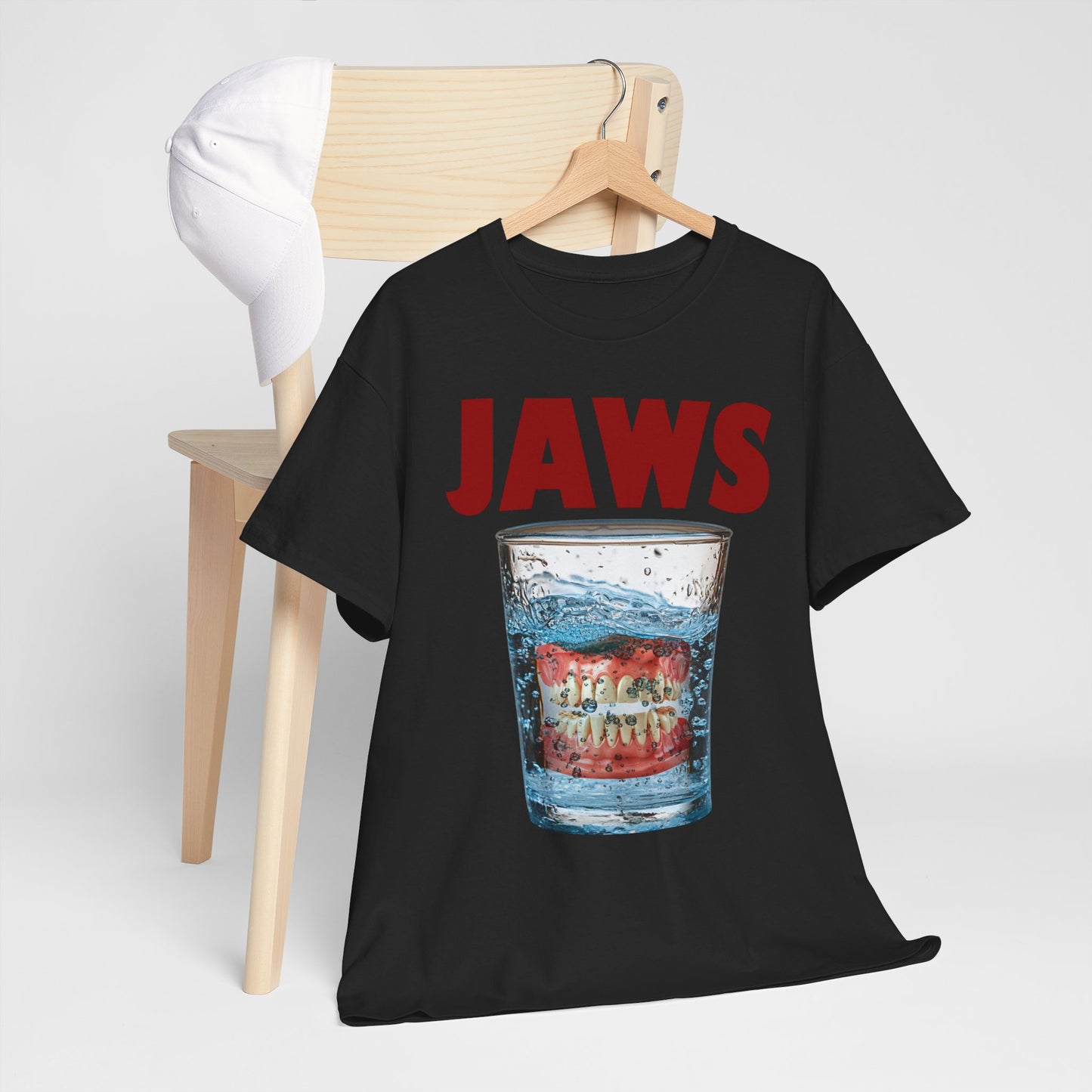 "Jaws" - parodia z protezą w szklance wody
