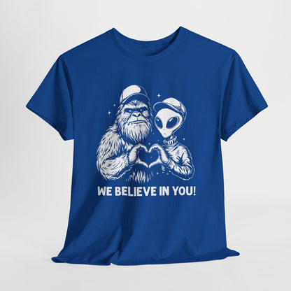 „We Believe in you!” – Wielka Stopa i Obcy robiący serce