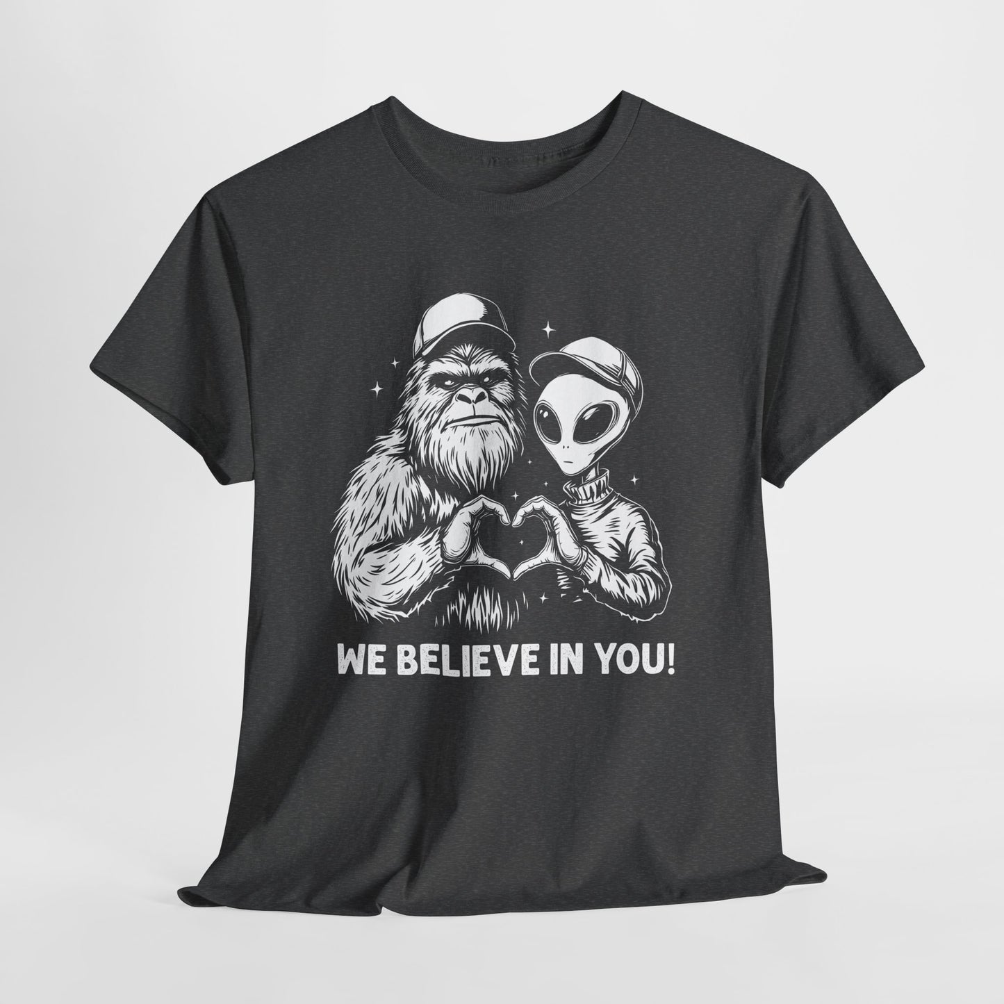 „We Believe in you!” – Wielka Stopa i Obcy robiący serce