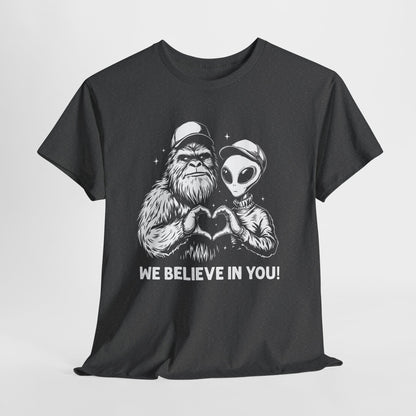 „We Believe in you!” – Wielka Stopa i Obcy robiący serce