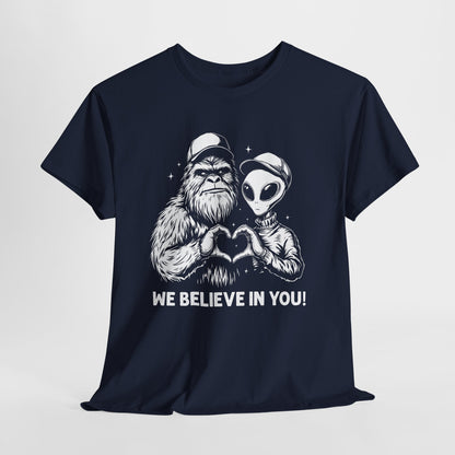 „We Believe in you!” – Wielka Stopa i Obcy robiący serce